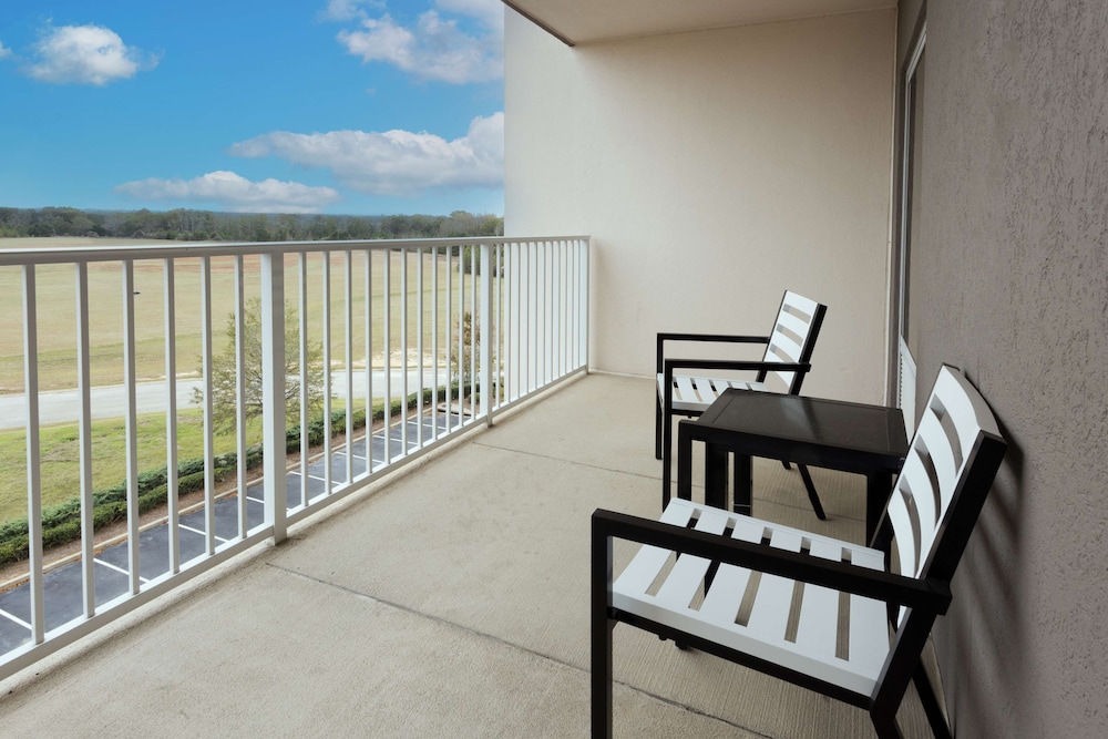 Suite, 1 King Bed, Non Smoking, Balcony - Photo 5