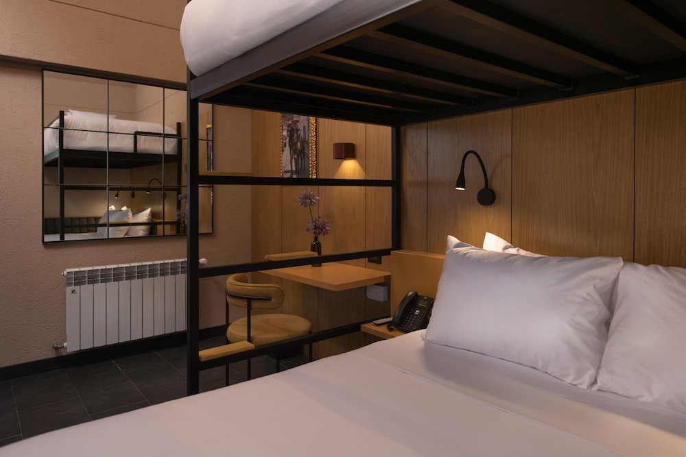 Room (1 Queen Bed and 1 Twin XL Bed) - Photo 2