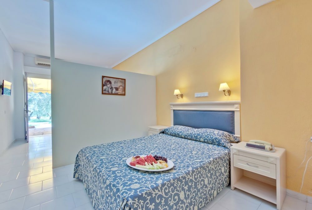 Family Room, Garden View