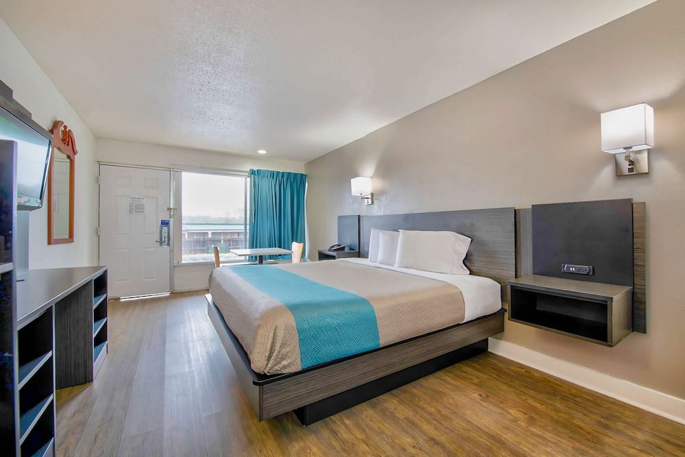 Deluxe Room, 1 King Bed, Smoking, Refrigerator & Microwave photo 1