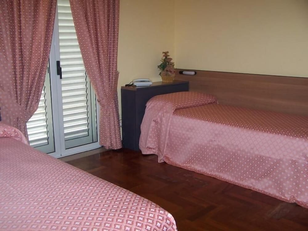 Quadruple Room - Photo 2