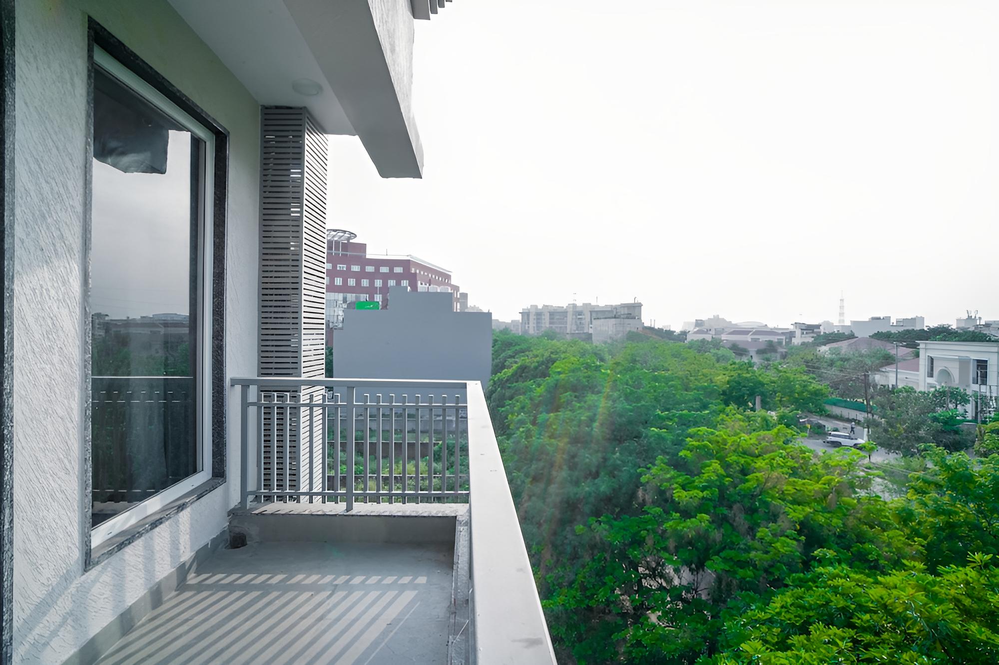 Superior Room with Balcony - Photo 5