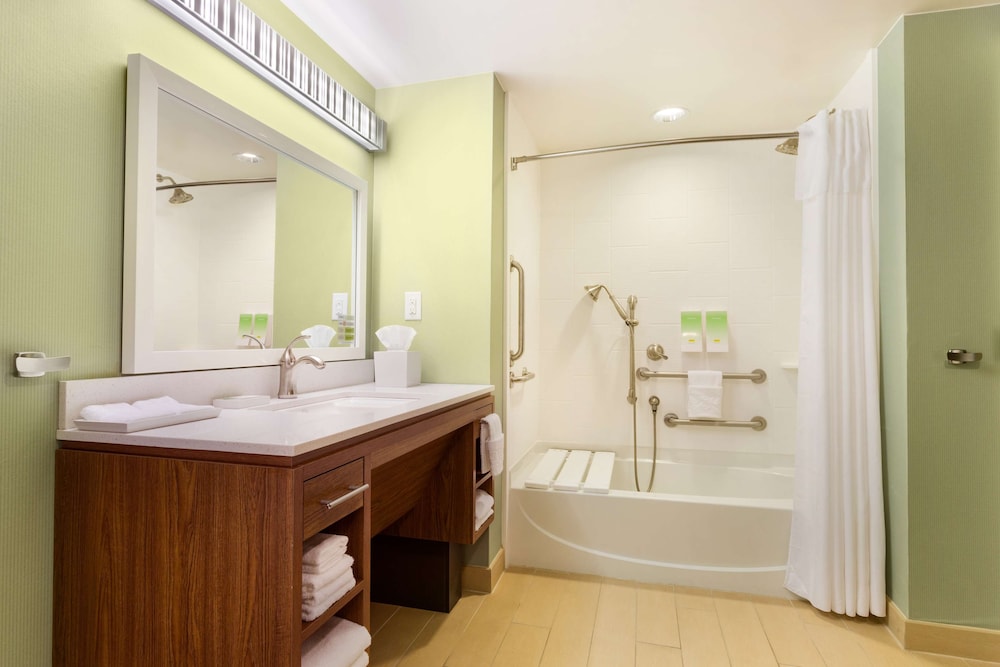 Studio, 1 Queen Bed, Accessible, Bathtub photo 3