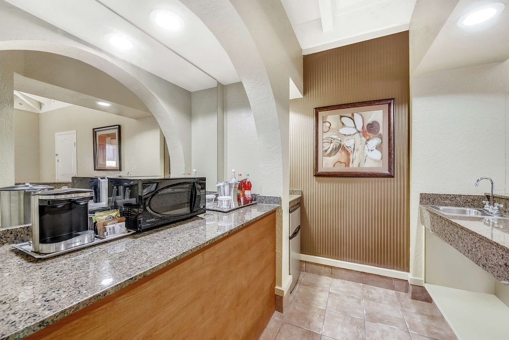 Signature Suite, 1 King Bed - Photo 6