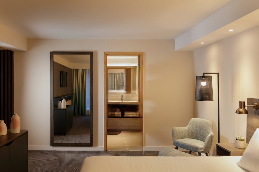 Suite, 1 King Bed with Sofa bed photo 1
