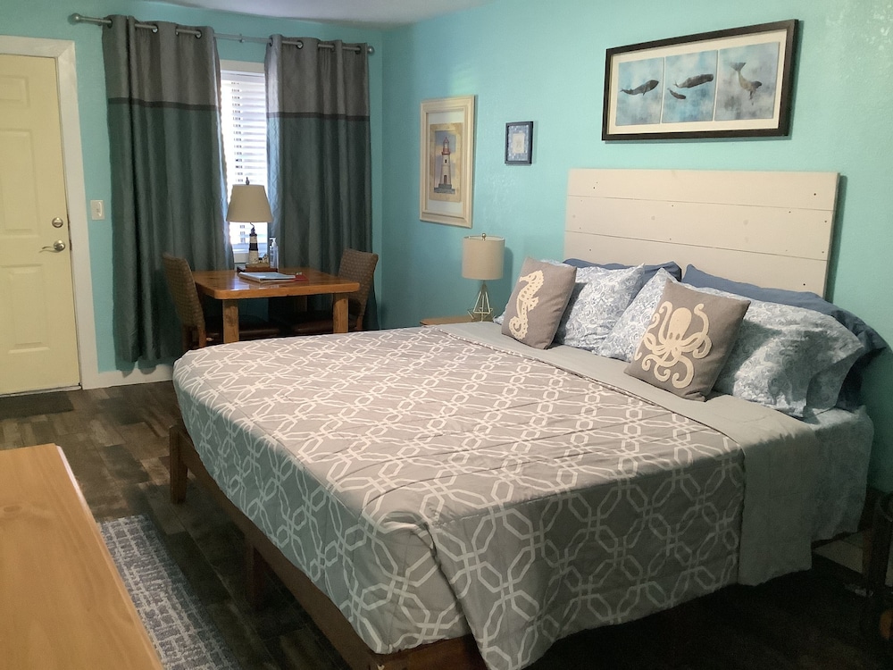 Basic Room, 1 King Bed (Unit 4)