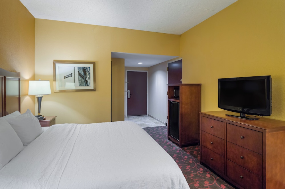 1 King Bed, Mobility/Hearing Accessible with Tub - Photo 1