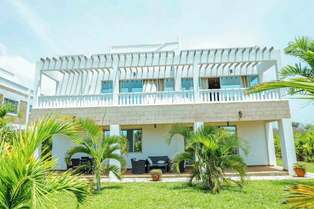 Villa, 5 Bedrooms, Accessible, Smoking photo 1
