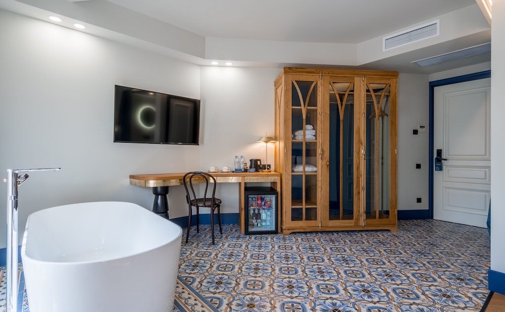 Deluxe Double Room, 1 Queen Bed, Bathtub, City View photo 2