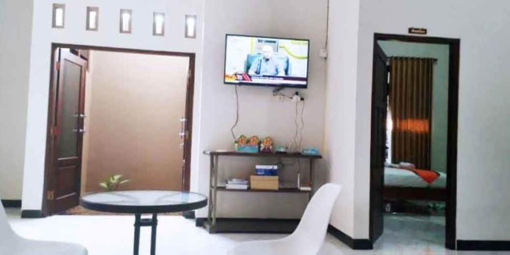 Family House - Photo 2