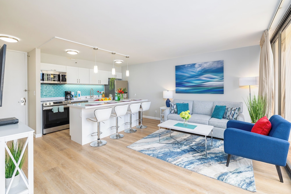 Diamond Head and Ocean views with King Bed and Parking: Apartment, 1 King Bed with Sofa bed, Ocean View (0113) photo