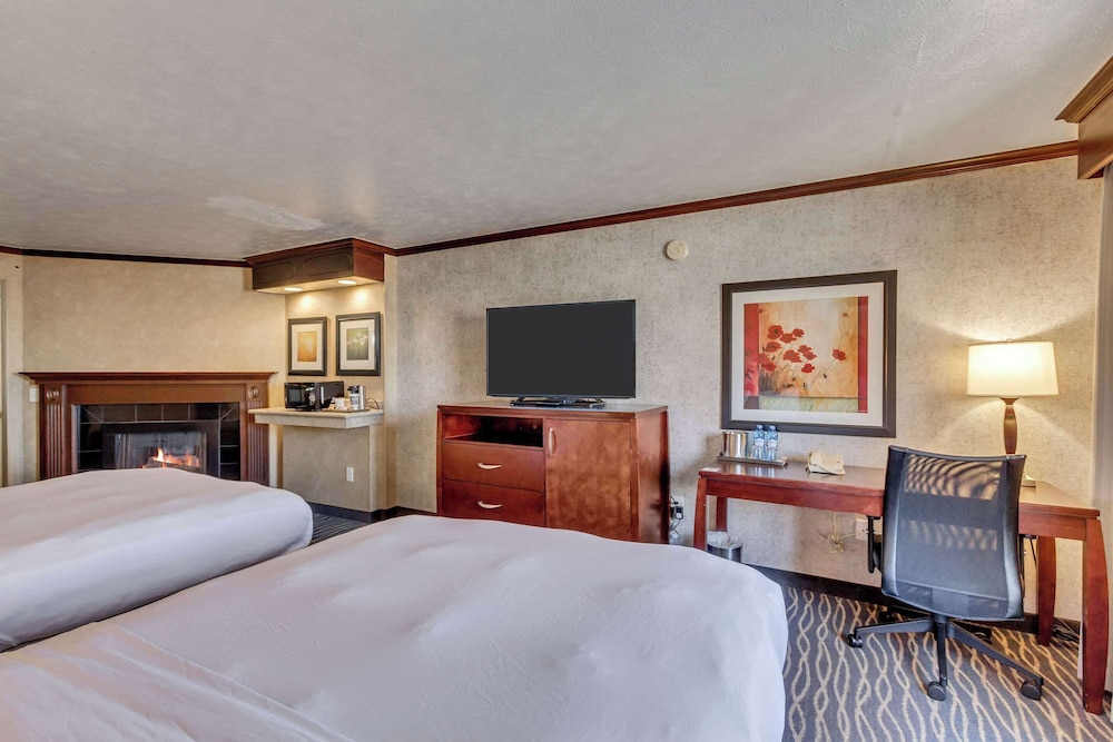 Premium Room, 2 Queen Beds, Non Smoking, Fireplace