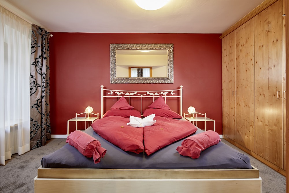 Honeymoon Suite photo 2