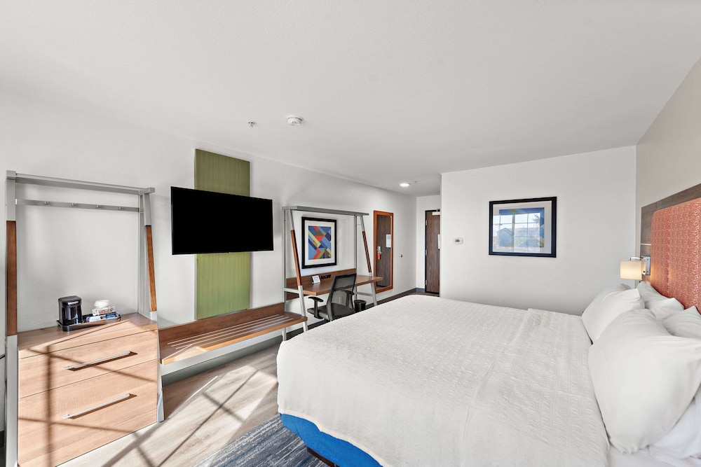 Room, 1 King Bed, Accessible - Photo 2