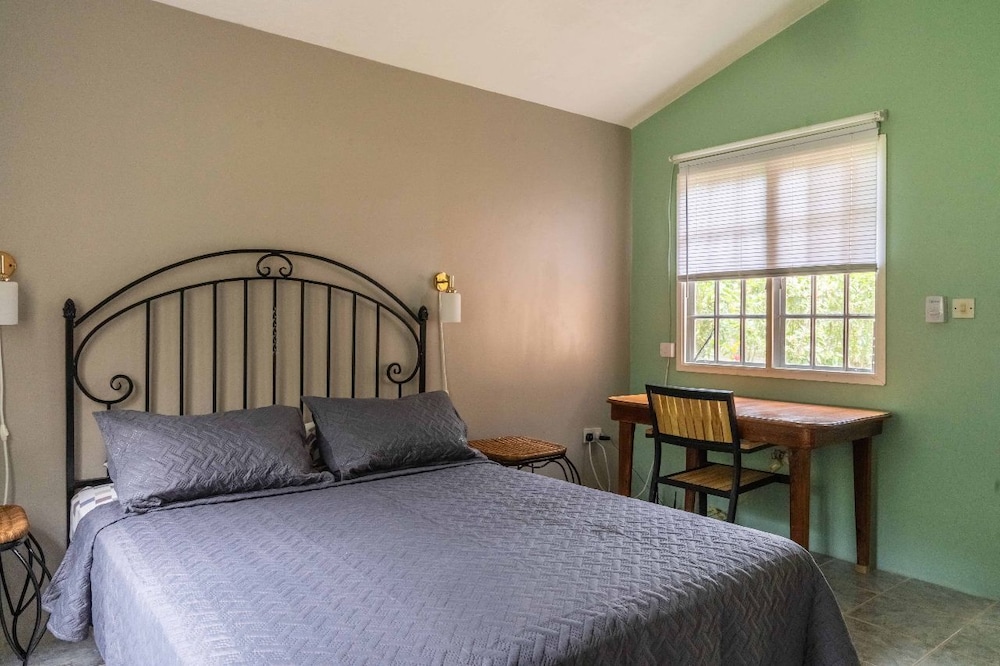 Comfort Cottage, 2 Queen Beds, Garden View photo 1
