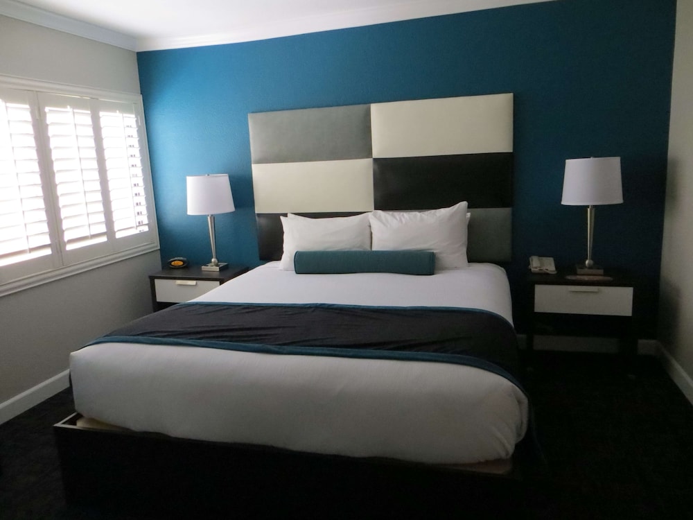 Suite, 1 King Bed, Non Smoking, Jetted Tub (No Resort Fees) photo 1