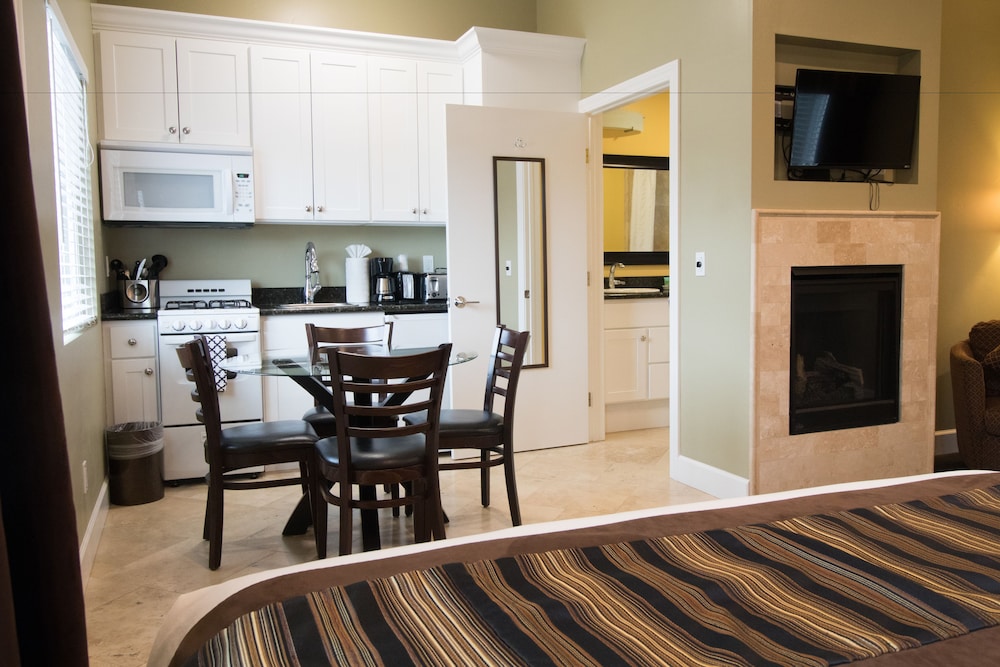 Deluxe Studio, 2 Queen Beds (Fireplace-Full Kitchen) photo 3