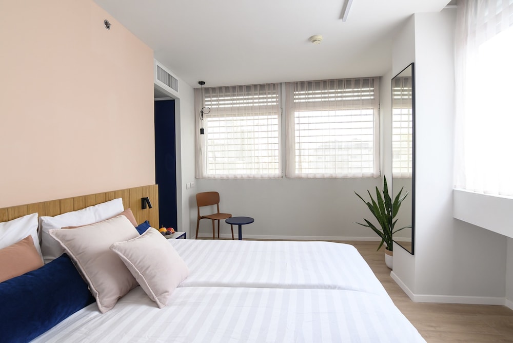 Premium Double or Twin Room - Photo 4
