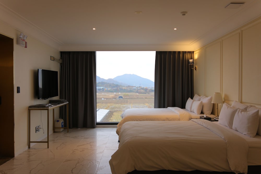 Royal Suite (Private pool fee per night required on spot) - Photo 10