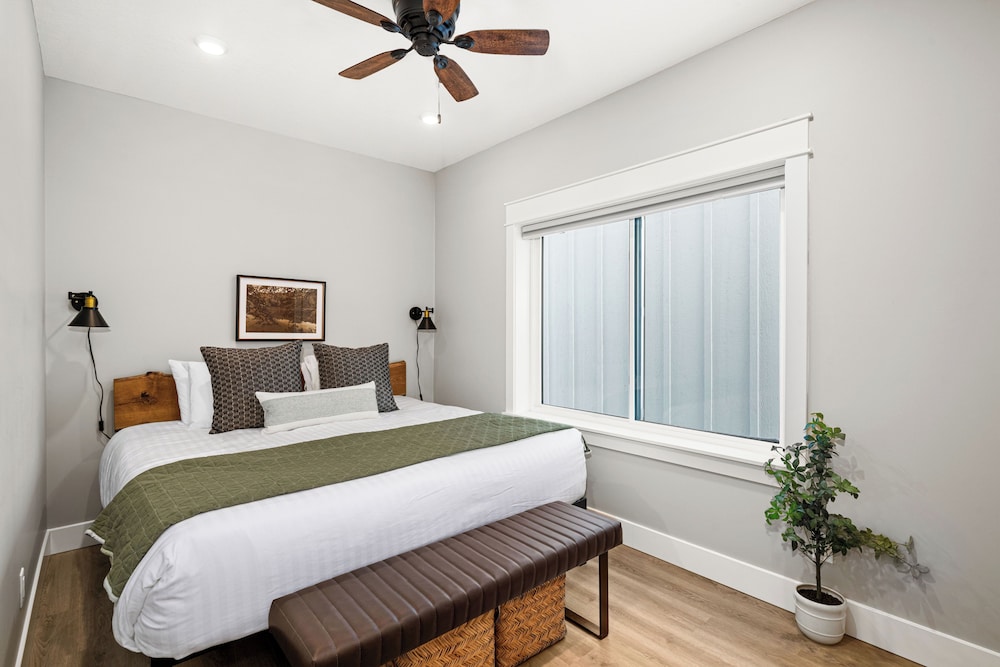 Luxury Condo, 2 Bedrooms, Pets Allowed, Lake View photo 3