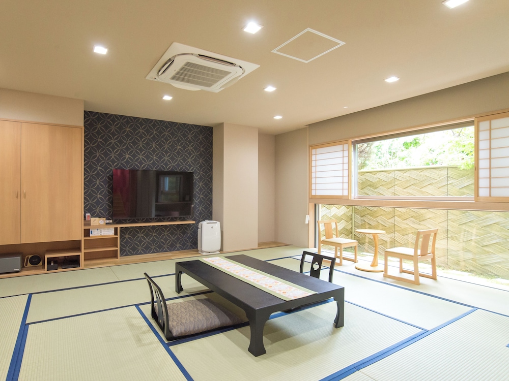 Hana Japanese Style Family Suite Room with Open-Air Golden Hot Springs photo 3