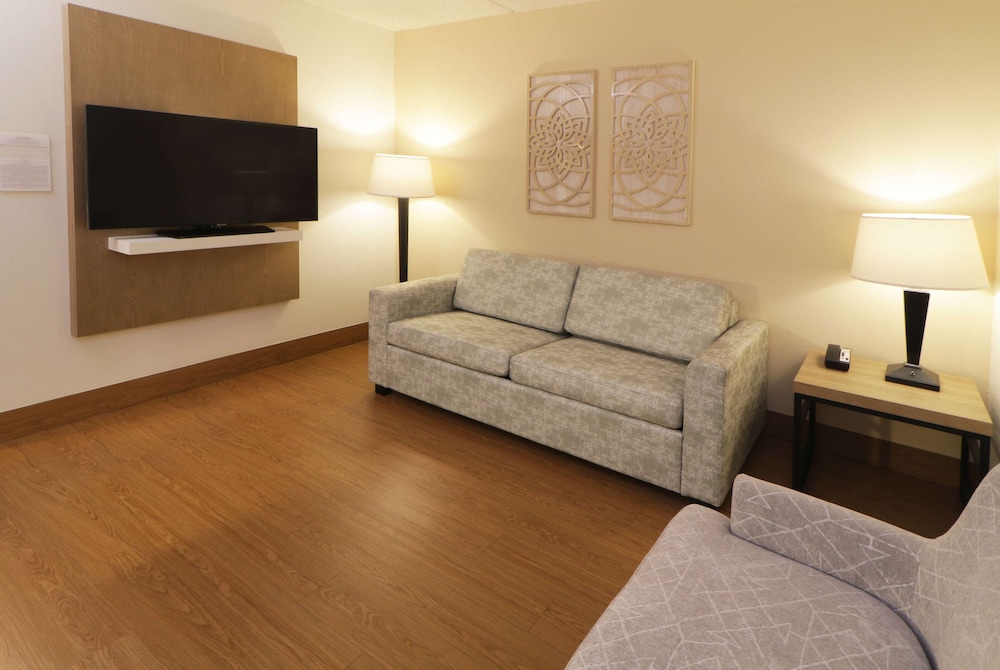 Suite, Multiple Beds, Non Smoking - Photo 7