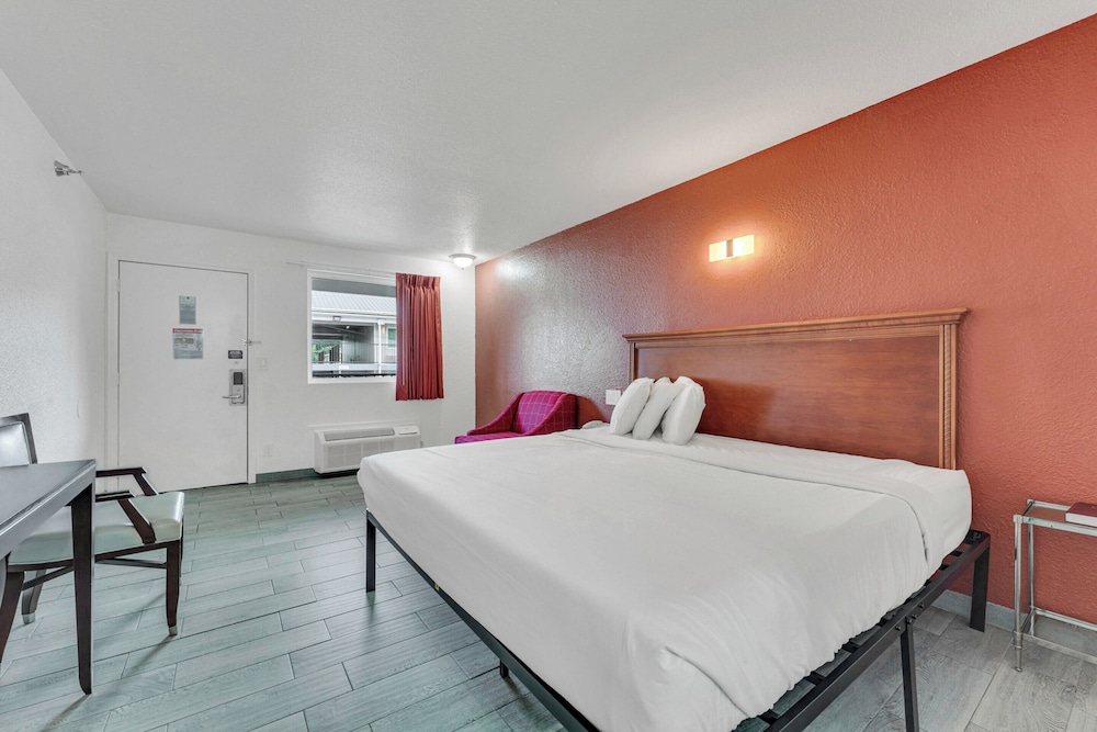 Standard Room, 1 King Bed, Accessible, Non Smoking - Photo 5