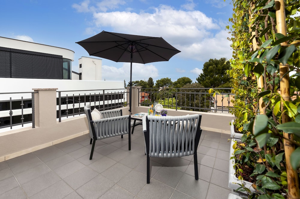 Deluxe Room, Balcony - Photo 9
