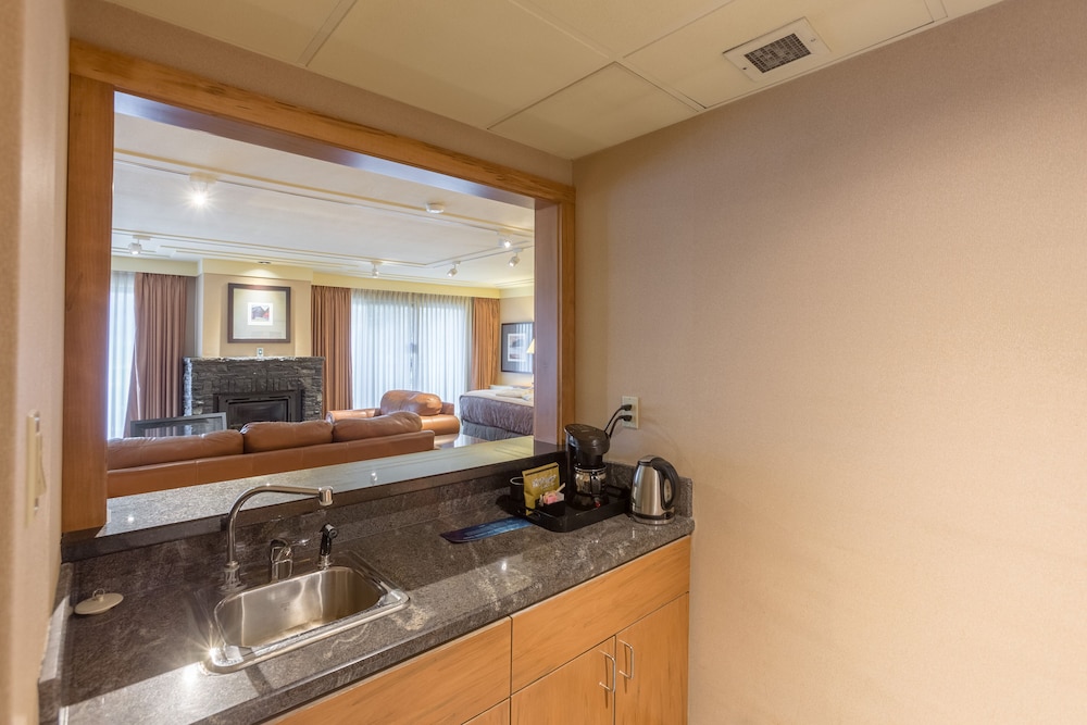 Parlor, King Bed, Preferred View - Photo 12