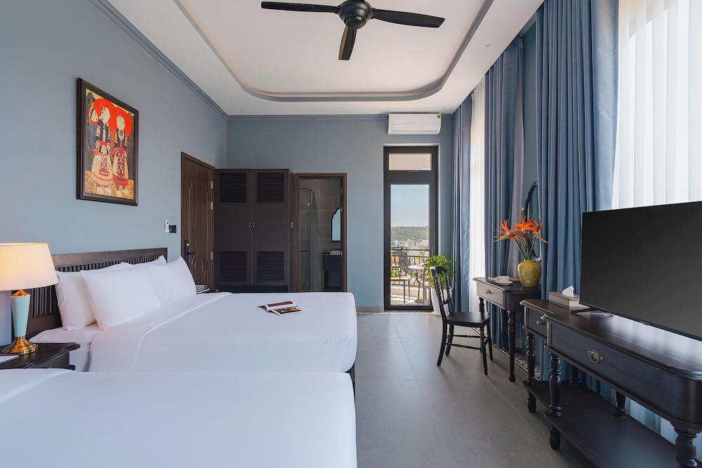 Luxury Quadruple Room, City View