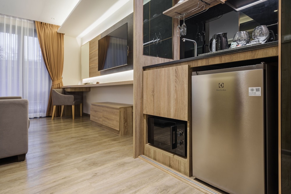 Deluxe Room, 1 King Bed, Pool Access - Photo 4