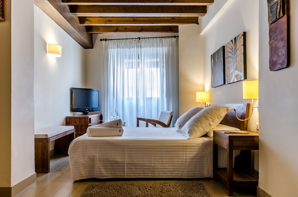 Standard Triple Room, Ensuite - Photo 4