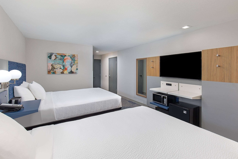 Standard Room, 2 Queen Beds, Accessible - Photo 4