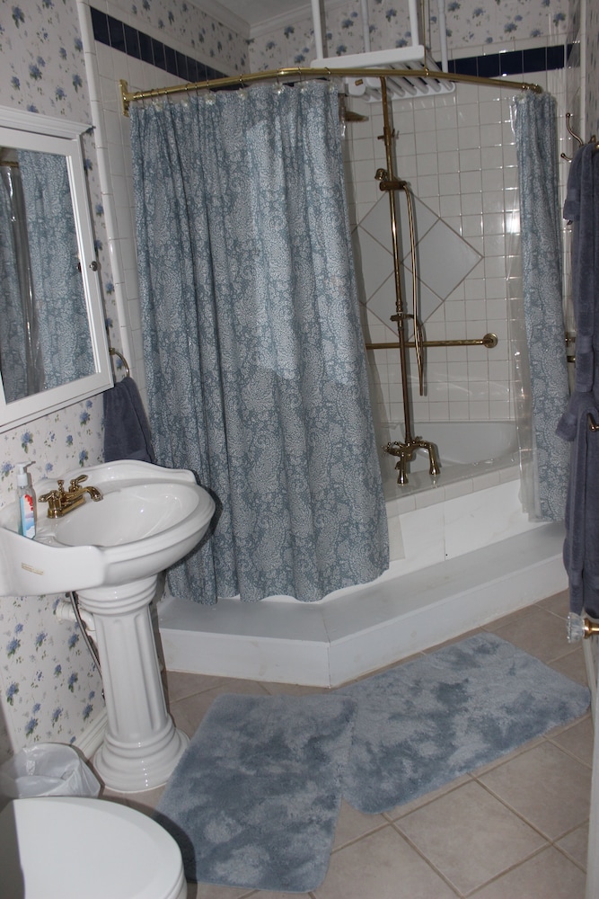 Standard Room, 1 King Bed photo 3