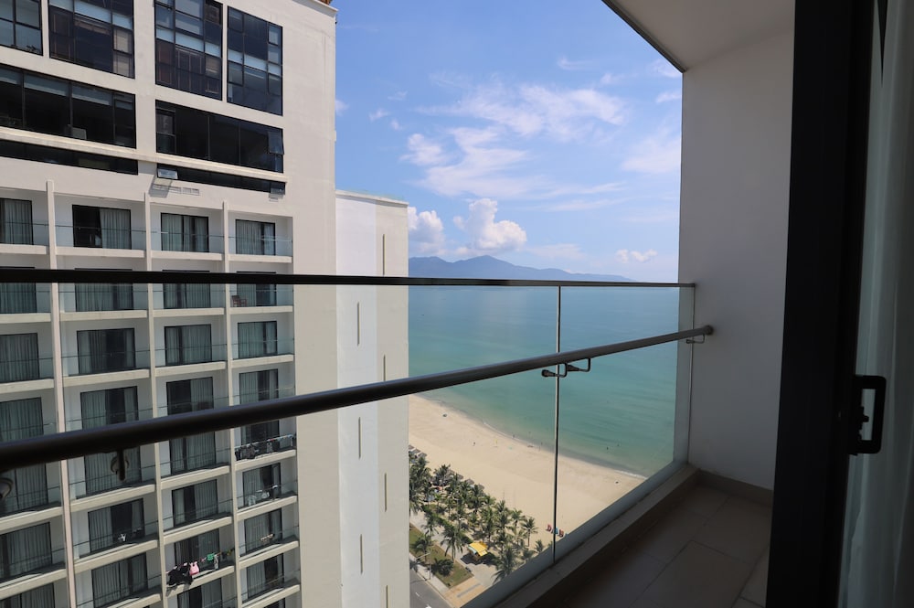 Premier Suite, 1 King Bed, Balcony, Partial Sea View