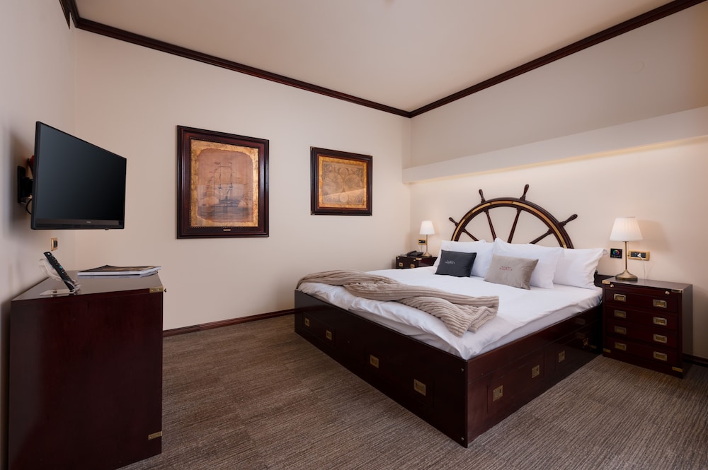 Family Suite Deluxe, 2 Bedrooms, Balcony, Sea View photo 2
