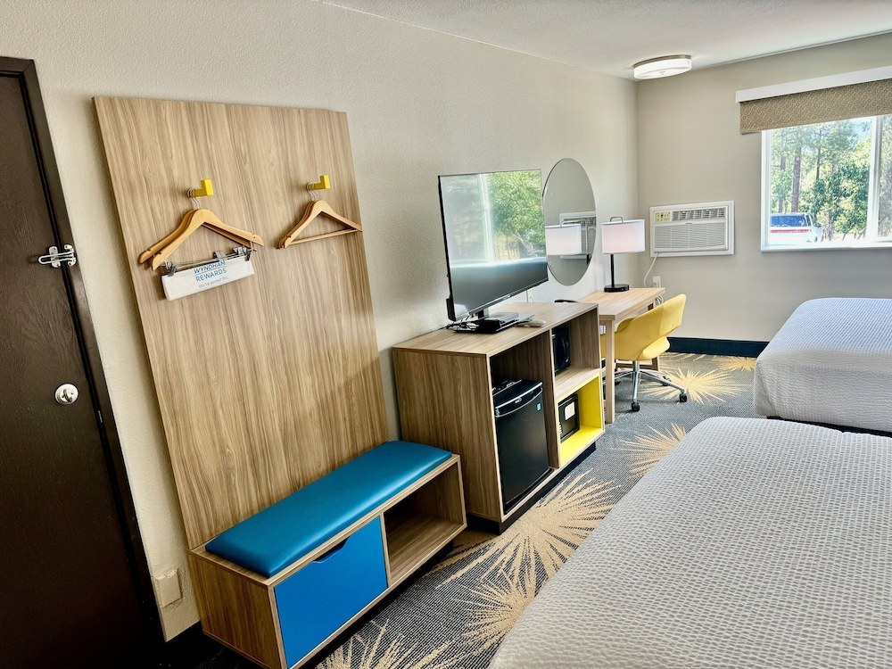 Business Room, 2 Queen Beds, Refrigerator & Microwave - Photo 4