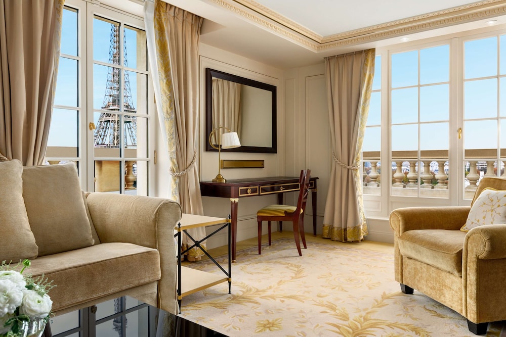Suite with One King Bed (Non Smoking)