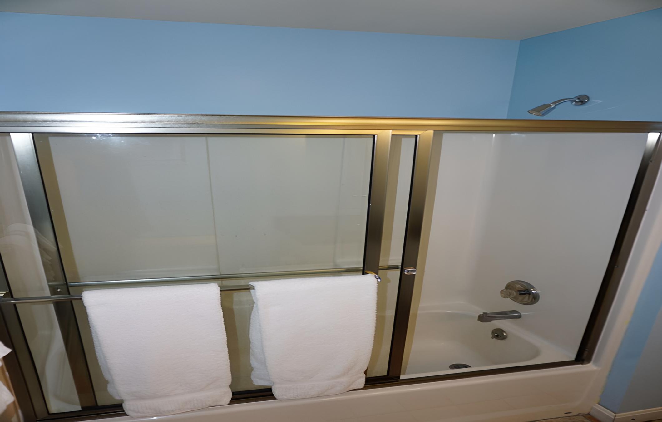 Room 1: Queen bed, twin pullout, private bath photo 2
