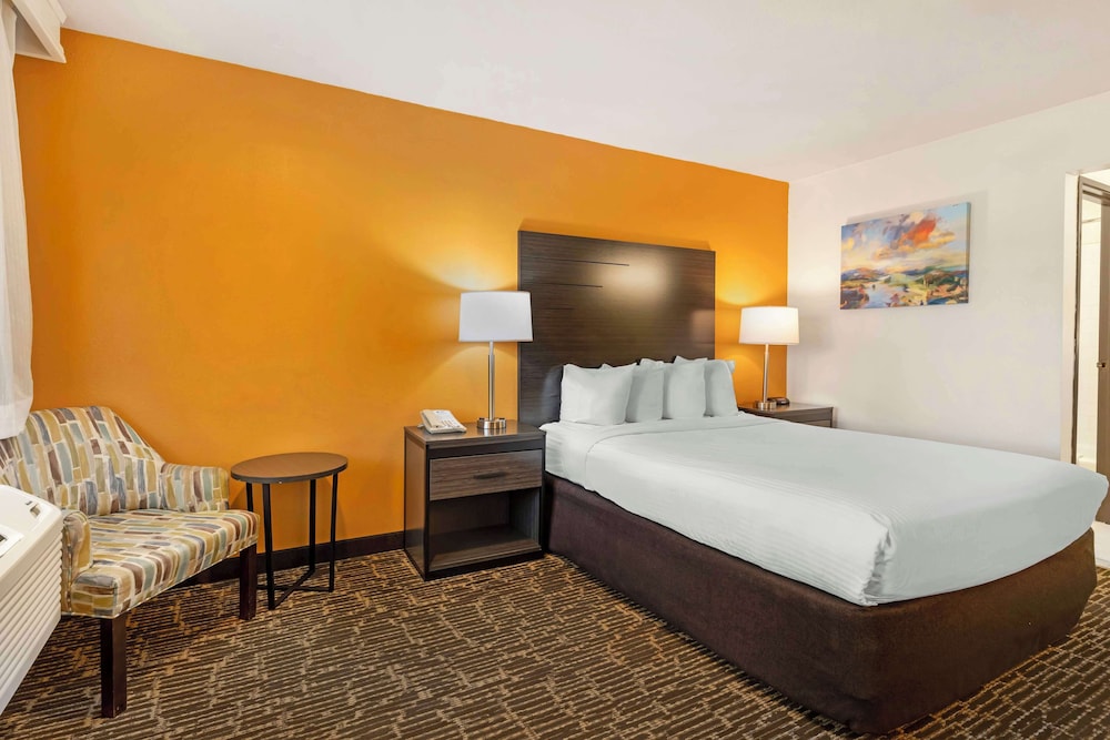 Standard Room, 1 Queen Bed, Non Smoking, Refrigerator & Microwave (With Single Sofabed) photo 2