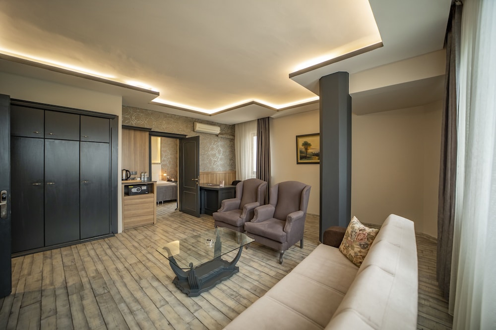 Deluxe Suite, 1 Queen Bed, Sea View, Sea Facing photo 3