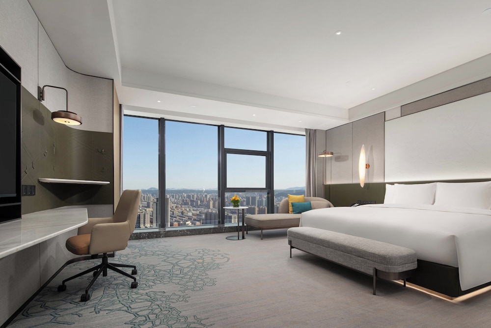 Premium Room, 1 King Bed photo 2