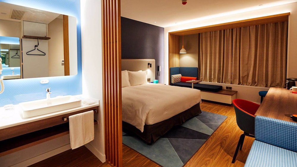 1 King Bed Standard photo 2