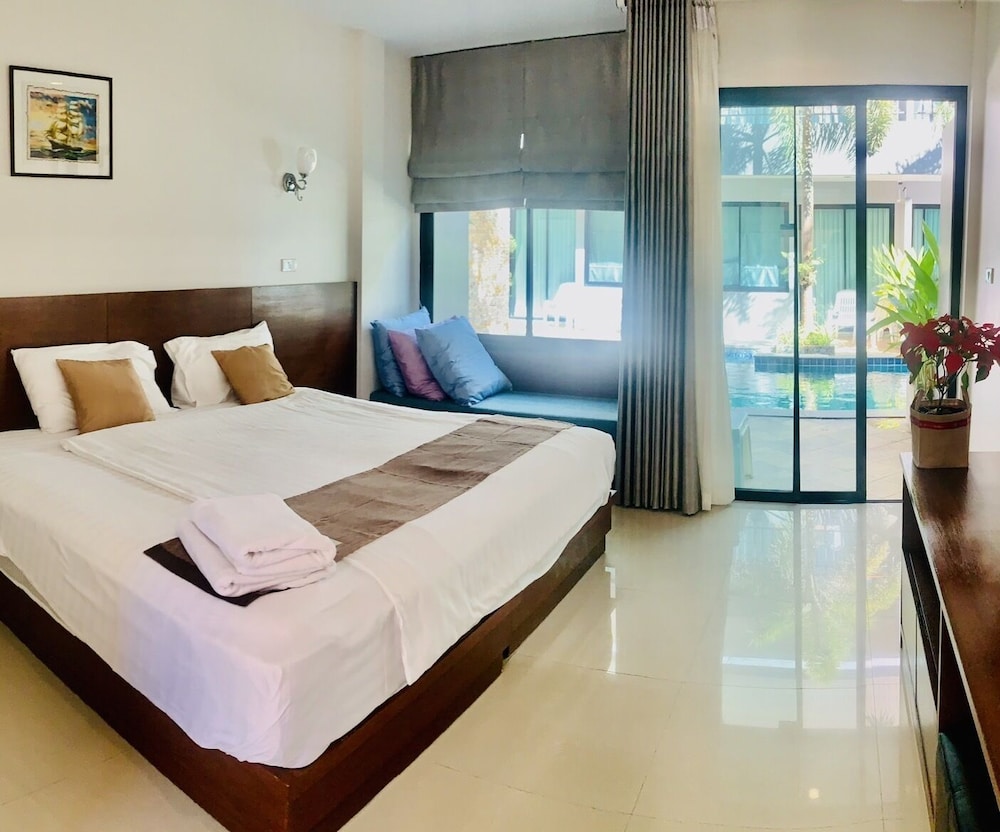 Deluxe Double Or Twin Room, Pool Access photo 1