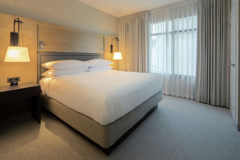 Suite, 1 King Bed, Accessible (Hearing) - Photo 2