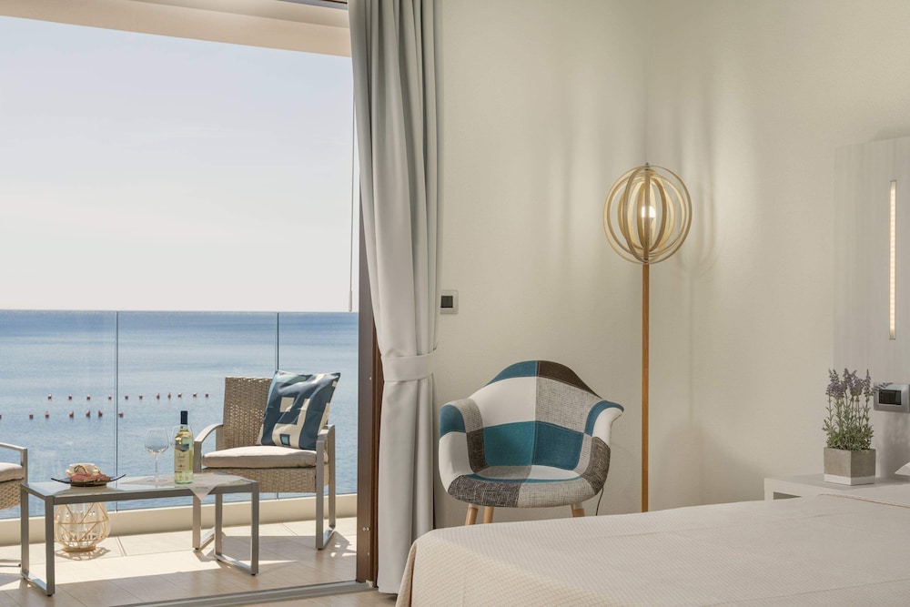 Deluxe Room, Hot Tub, Sea View - Photo 8