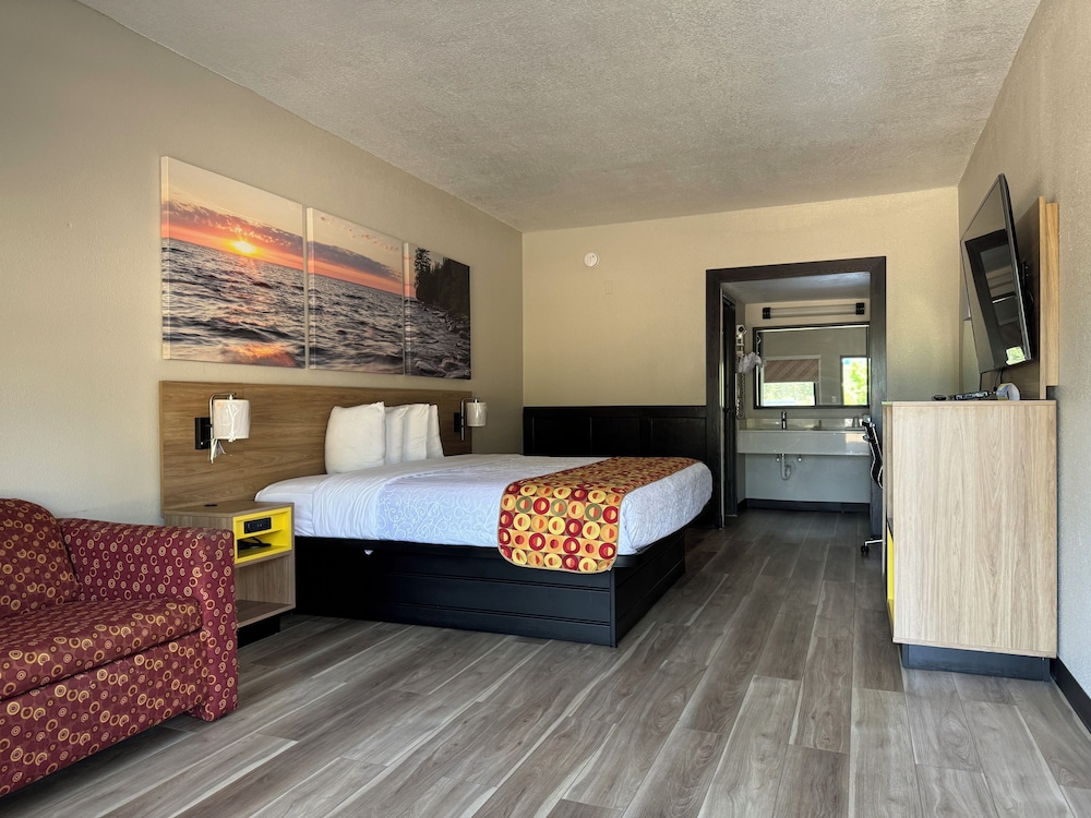 Deluxe Room, 1 King Bed, Non Smoking - Photo 1