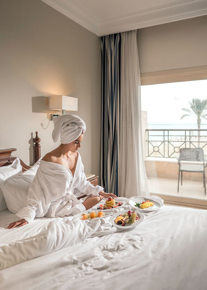 Deluxe Room, Sea View, Poolside - Photo 6