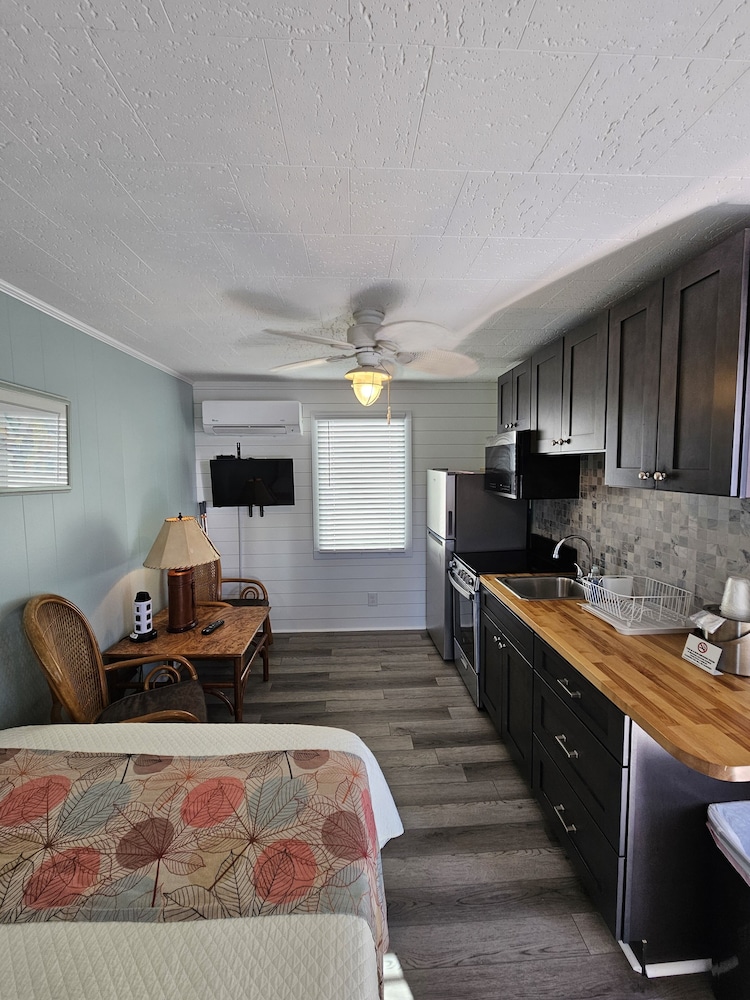Room 8 - (3) Doubles and a kitchenette photo 2