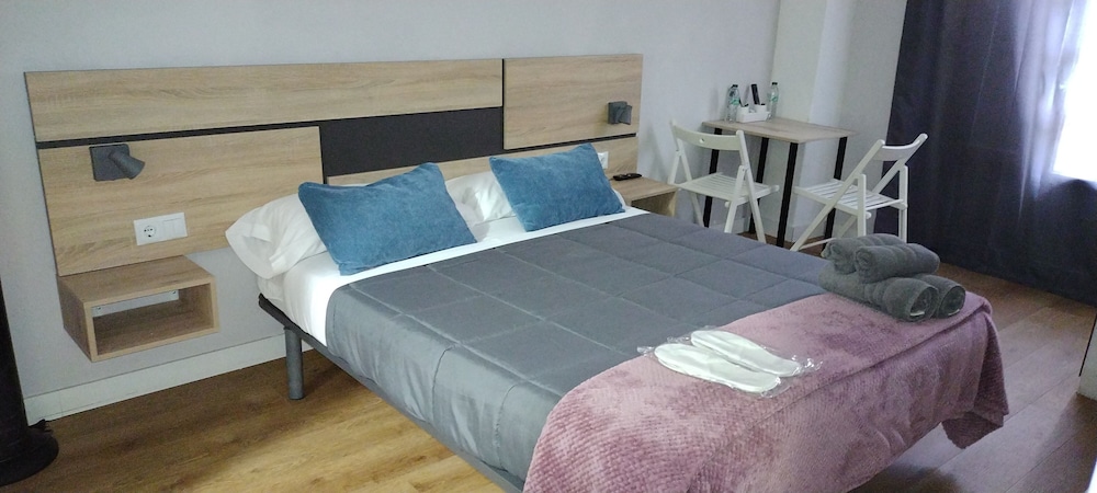 Double (1 bed) with private bathroom - Photo 2